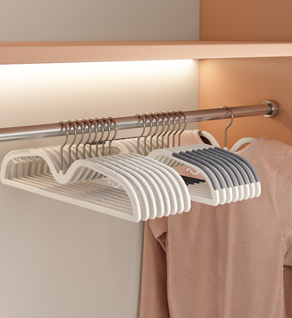 Hanging clothes hanger